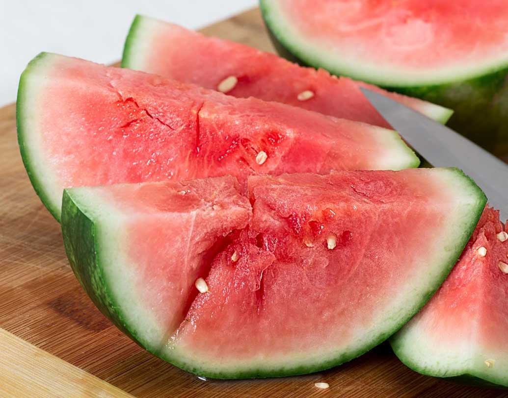 তরমুজ: এই ফলেও প্রচুর জল। ভিটামিন সি ও ফাইবারে ঠাসা এই ফল ওজন কমায়। প্রতি কাপে মেলে ৪৬ ক্যালোরি। তরমুজ লিভারকে ঠান্ডা রাখে। ছবি: পিক্সঅ্যাবে।