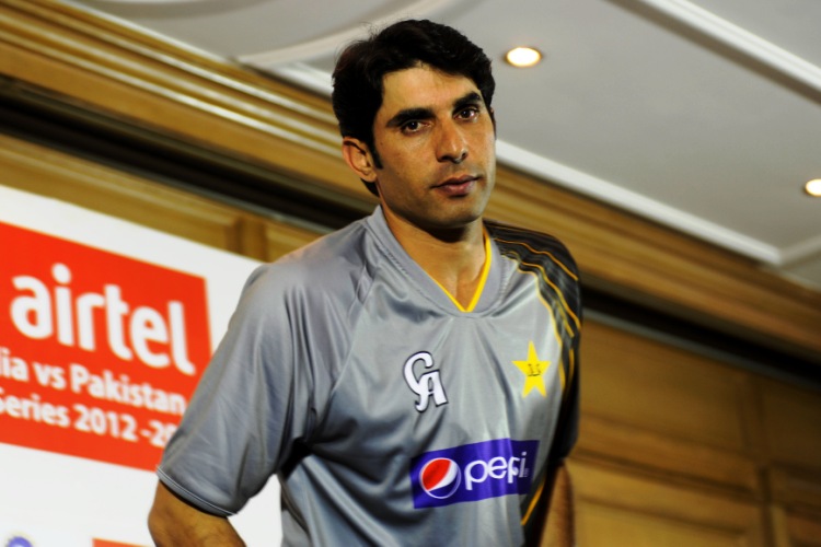 ২০০৭ সালেরই নভেম্বরে নয়াদিল্লির ফিরোজ শাহ কোটলায় পয়েন্টে বল ঠেলে দৌড়েছিলেন মিসবা-উল-হক। দীনেশ কার্তিক বল ছোড়েন নন-স্ট্রাইকার প্রান্তে। মিসবা ক্রিজে পৌঁছে গেলেও থ্রো যাতে না লাগে, তার জন্য লাফিয়ে ওঠেন। বল যখন স্টাম্পে লাগে, তখন তাঁর ব্যাট শূন্যে ছিল। পৌঁছে গিয়েও তাই আউট হলেন মিসবা।