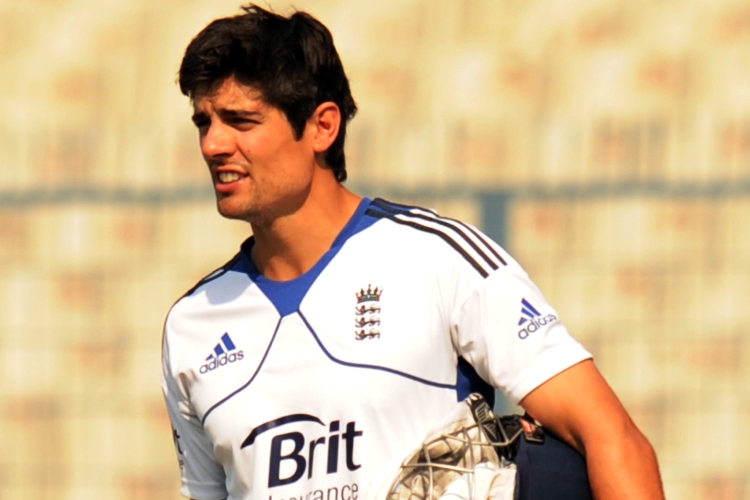 ২০১২ সালের ডিসেম্বরে ইডেনে ইংল্যান্ড অধিনায়ক অ্যালেস্টেয়ার কুক শিকার হয়েছিলেন এমনই রান আউটের। নন-স্ট্রাইকার প্রান্তে ১৯০ রানে থাকা কুক একটু এগিয়ে এসেছিলেন। স্কোয়ার লেগ থেকে বিরাট কোহালির থ্রো যাতে শরীরে না লাগে, তারজন্য একটু সরে যান তিনি। থ্রো সরাসরি লাগে স্টাম্পে। ক্রিজে ফিরলে কুক আউট হতেন না।