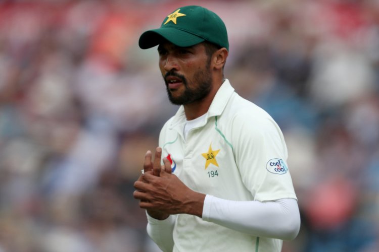 শারজায় ২০১৬ সালের নভেম্বরে ওয়েস্ট ইন্ডিজের বিরুদ্ধে পাকিস্তানের মহম্মদ আমের ছয় মারতে গিয়েছিলেন। সীমানায় ক্যাচ ধরেও ভারসাম্য রাখতে না পেরে বল ফেলে দেন রোস্টন চেস। আমের ভাবেন, ছয় হয়ে গিয়েছে। যখন টের পেলেন, তখন দৌড়তে শুরু করলেন। কিন্তু, চেসের থ্রোয়ে নন-স্ট্রাইকার প্রান্তে আউট হলেন তিনি।