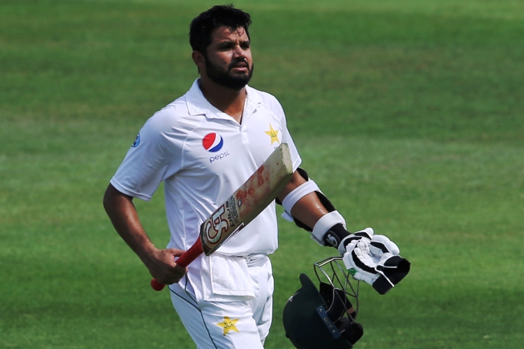 সবশেষে সদ্য পাকিস্তানের আজহারের সেই রান আউট। চার হয়ে গিয়েছে ভেবে দৌড়ননি। মাঝ ক্রিজে দাঁড়িয়ে আসাদ শফিকের হাতে হাত ঠুকে উচ্ছ্বাস প্রকাশ করেছিলেন। কিন্তু, সীমানার ঠিক আগে থেমে যায় বল। মিচেল স্টার্কের থ্রো ধরে উইকেটরক্ষক টিম পেইন রান আউট করে দেন আজহারকে। চর্চা শুরু হয়, এটাই সবচেয়ে অদ্ভুত রান আউট কিনা, তা নিয়ে।