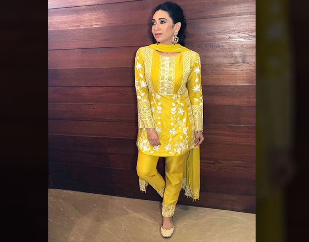 সেই ‘রাজা হিন্দুস্তানি’ থেকে শুরু। ডিজাইনার মণীশ মলহোত্রকে বরাবর পছন্দ করিশ্মার। সম্প্রতি মণীশের ডিজাইন করা হলুদ রঙের এমব্রয়ডারি করা কুর্তা এবং সিগার প্যান্টে দেখা দিয়েছিলেন অভিনেত্রী।