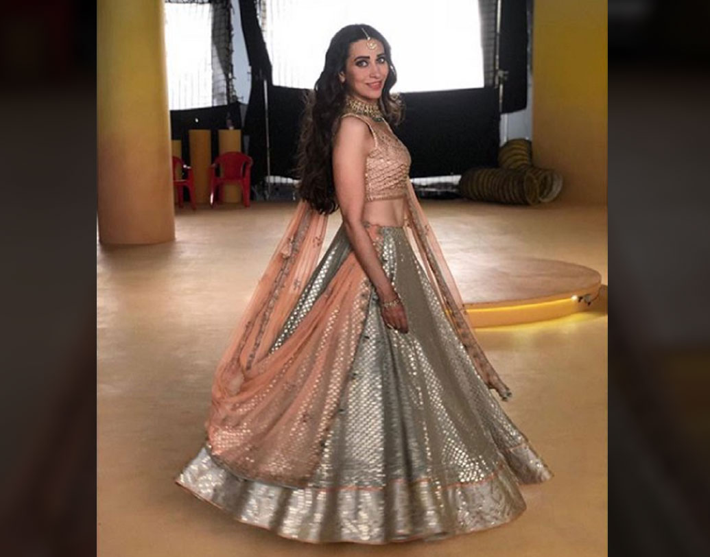 নবরাত্রির সময় লেহঙ্গা-চোলি ছাড়া চলে নাকি? করিশ্মাও তাই মানেন। তাই তো ডিজাইনার অনিতা ডোঙ্গরের তৈরি ধূসর রঙের লেহঙ্গা এবং তার সঙ্গে মানানসই  হালকা গোলাপি রঙের চোলি বেছে নিয়েছেন!