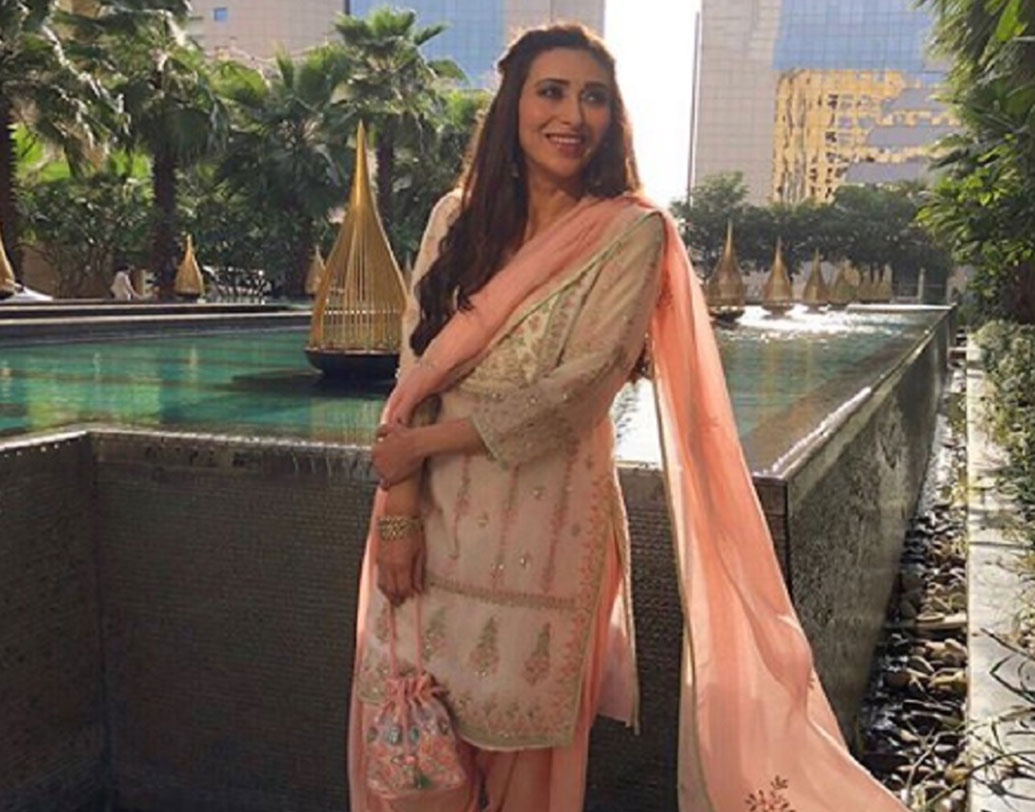 পাটিয়ালা প্যান্টের ট্রেন্ড ফিরছে ফ্যাশনে। উৎসবের মরসুমে করিশ্মাও তাই বেছে নিয়েছেন পাটিয়ালা প্যান্ট, কুর্তা এবং সুতোর কাজ করা ওড়না।