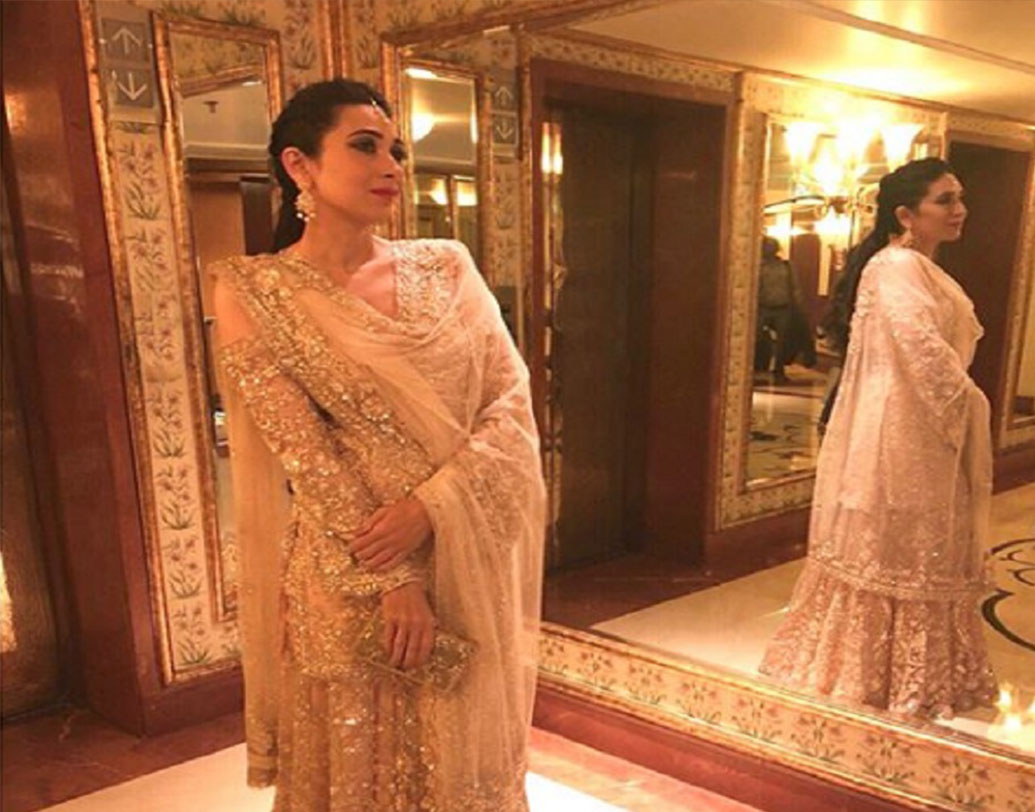 লেহঙ্গার সঙ্গে সবসময় চোলি পরতে হবে এমন কোথাও লেখা নেই। নকশা করা ছোট ঝুলের কুর্তাও পরা যেতে পারে। করিনা আগেই ট্রাই করেছিলেন। এবার সেই পথে হাঁটলেন করিশ্মাও। গয়না হিসাবে বাছলেন টিকলি এবং কানের দুল।