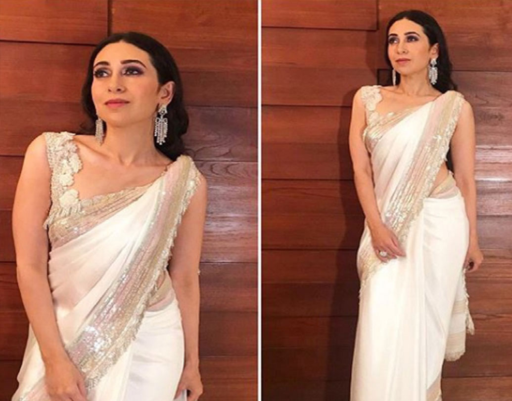 বলিউড নায়িকা বলে কথা! শাড়ি পরবেন না তা আবার হয় নাকি! পাড়ে টাসেল বসানো সাদা রঙের একটি শাড়ি পছন্দ করেন করিশ্মা। সঙ্গে ধূসর বাদামি রঙের ব্লাউজ আর কানে হিরের দুল।