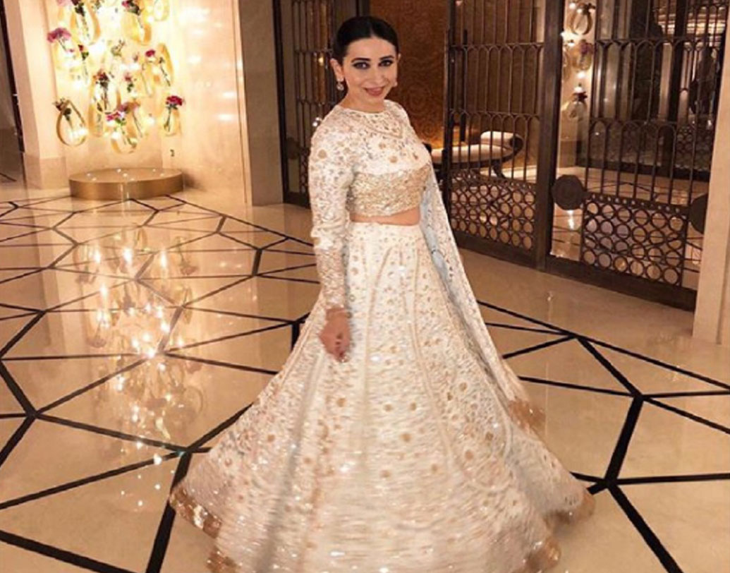 অনুষ্ঠান যাই হোক না কেন, পরতে জানলে সব ক্ষেত্রেই সাদা রং চলে। আরও একবার তা প্রমাণ করলেন করিশ্মা। সোনালি সুতোর কাজ করা সাদা রঙের লেহঙ্গা পরতে দেখা গিয়েছে তাঁকে। তবে চোলি বা কুর্তার দিকে যাননি। বরং তার সঙ্গে পরেছেন ফুলহাতা সাদা ক্রপ টপ। সঙ্গে নকশা করা সাদা ওড়না।