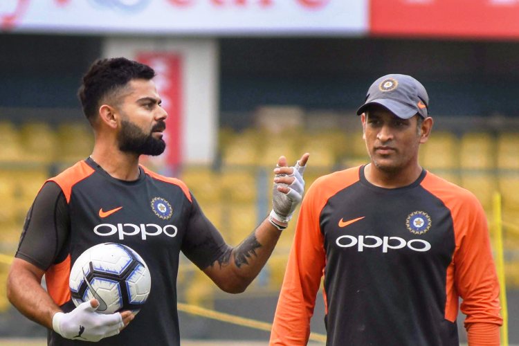 মহেন্দ্র সিংহ ধোনি কি ইংল্যান্ডে পরের বিশ্বকাপে খেলবেন? সংশয়ে রাখছে তাঁর ব্যাটিং ফর্ম। তবে তিনিই দলের এক নম্বর উইকেটকিপার। তাঁর বিশাল অভিজ্ঞতার মূল্যও যথেষ্ট। কিন্তু, ব্যাট হাতে আগের দাপট উধাও দেখাচ্ছে। বড় শট নিতে পারছেন না। খেলছেন ডট বল। তবে কোহালির আস্থা রয়েছে তাঁর উপর।