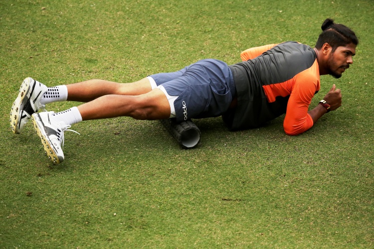 শার্দুল ঠাকুরের চোটের কারণে স্কোয়াডে এসেছেন উমেশ যাদব। সদ্য হায়দরাবাদে ওয়েস্ট ইন্ডিজের বিরুদ্ধে দ্বিতীয় টেস্টে দশ উইকেট নিয়ে ম্যাচের সেরা হয়েছিলেন। পাটা পিচে তাঁর বোলিং প্রশংসা কুড়িয়েছে বিশেষজ্ঞদের। উমেশের সামনে এই সিরিজ নিজের জায়গা পাকা করার সুযোগ আনছে।