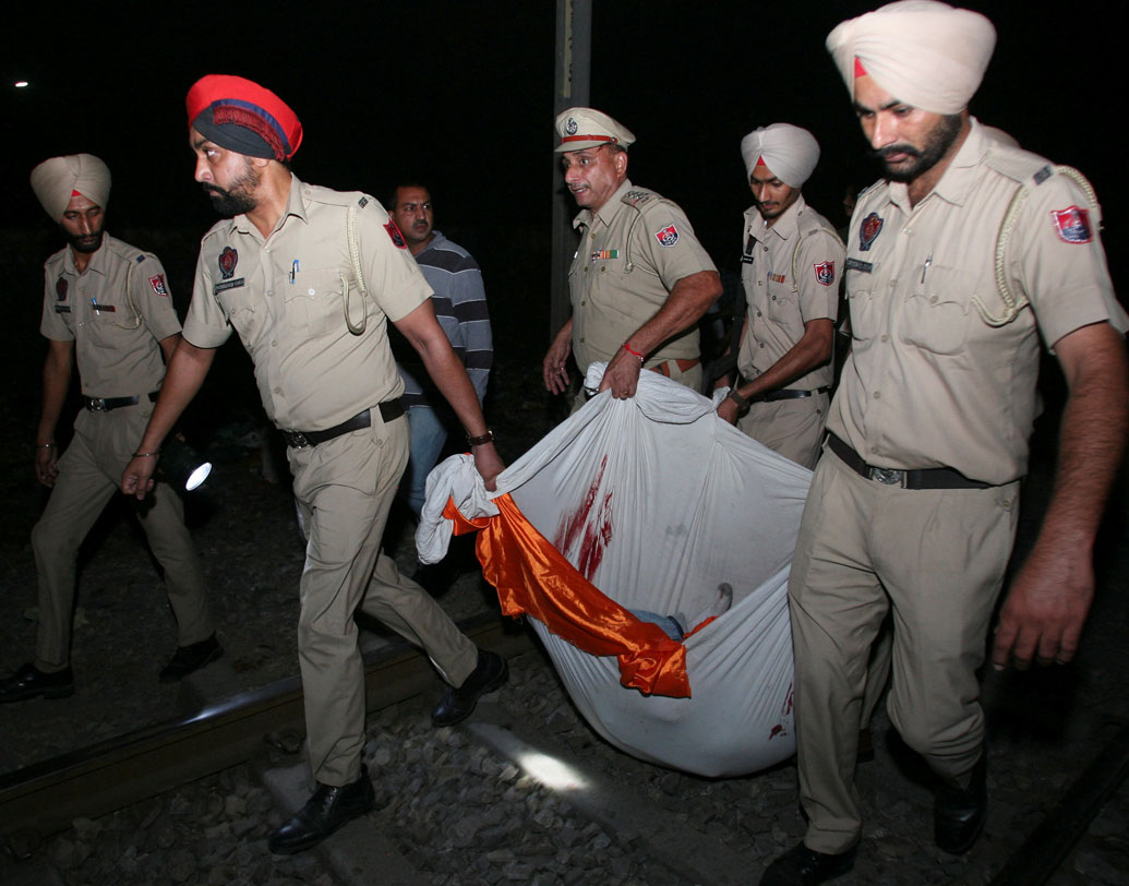 দুর্ঘটনার পর থেকেই শোকে থমথমে গোটা এলাকা। ৬০ জনের মধ্যে এখনও পর্যন্ত ৩৯টি দেহ শনাক্ত করা গিয়েছে। অধিকাংশ দেহই ছিন্নভিন্ন হয়ে গিয়েছে। তাই শনাক্ত করতে দেরি হচ্ছে বলে জানিয়েছে স্থানীয় প্রশাসন।