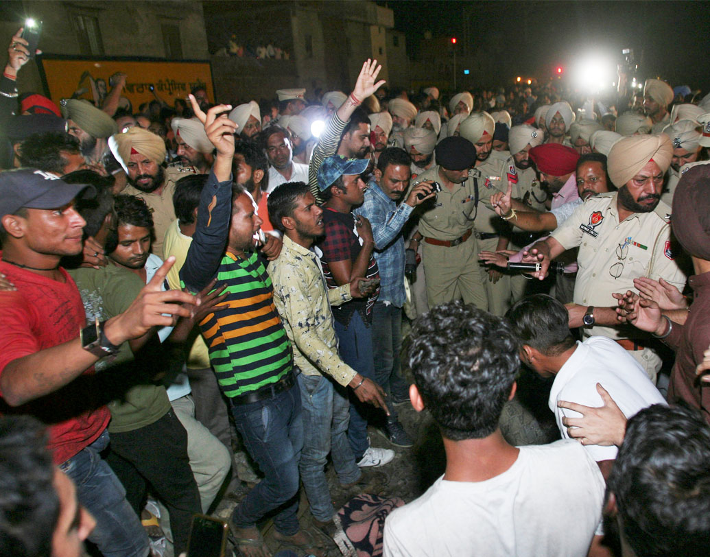 রেললাইনের উপর থাকা অধিকাংশ মানুষই মোবাইলে রাবণপোড়ার ছবি তুলছিলেন। ফলে তাঁদের নজর এবং মনোযোগ সেদিকেই ছিল। লাইনে ট্রেন আসতে পারে, এটা কারওমাথায় ছিল না।