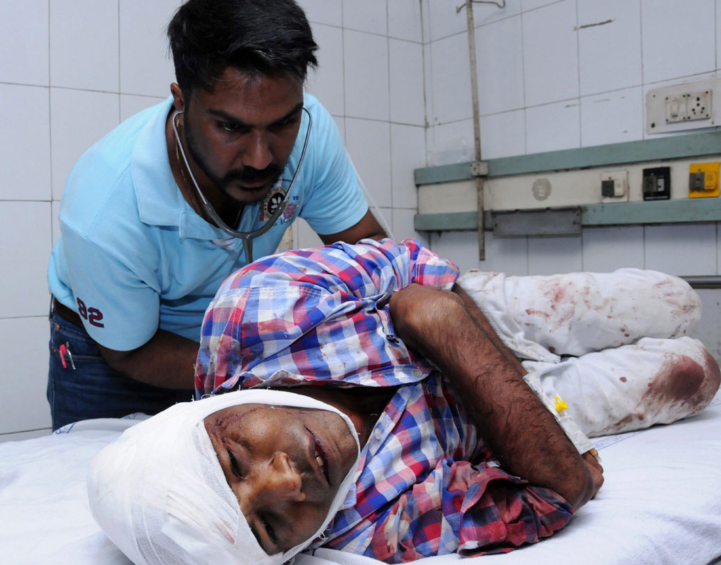 পেল্লাই আকারের রাবণ যখন পোড়ানো শেষ হয়, তখন তা নীচে ভেঙে পড়ে। তাছাড়া প্রচুর বাজি ফাটায় আগুনের ফুলকি ছিটকে আসছিল। তা থেকে বাঁচতেও অনেকে রেললাইনে উঠে পড়েন।