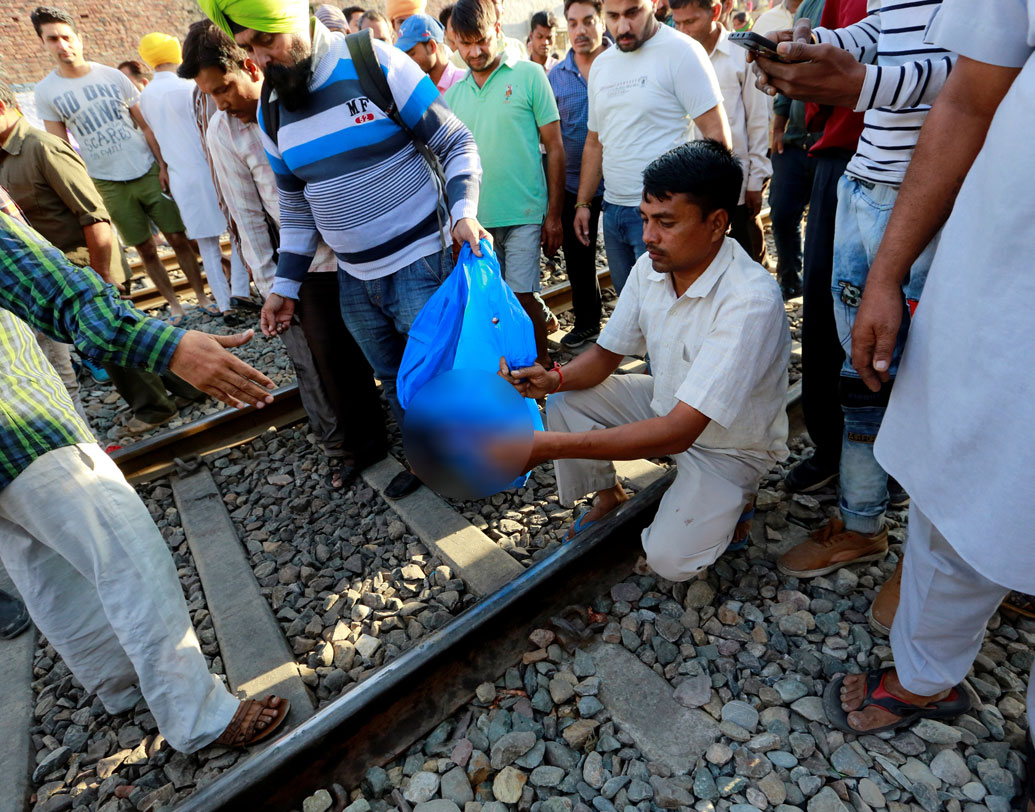 দুর্ঘটনাস্থলের ৩০০ মিটার দূরেই রয়েছে একটি লেভেল ক্রসিং। ট্রেন যাতায়াতের সময় রেলকর্মীরা চালককে সবুজ সঙ্কেত দেন। সামনেররেললাইনে কোনও প্রতিবন্ধকতা থাকলে চালককে সতর্ক করার সিগন্যালও দেওয়া হয়। লেভেল ক্রসিং থেকে সবুজ সঙ্কেত পেয়ে ট্রেন ছুটেছিল। কিন্তু লেভেল ক্রসিংয়ের এত কাছে লাইনের উপর এত মানুষ থাকলেও সেখানকার কর্মীরা কেন চালককে সতর্কবার্তা দিলেন না, তা নিয়ে প্রশ্ন উঠেছে।