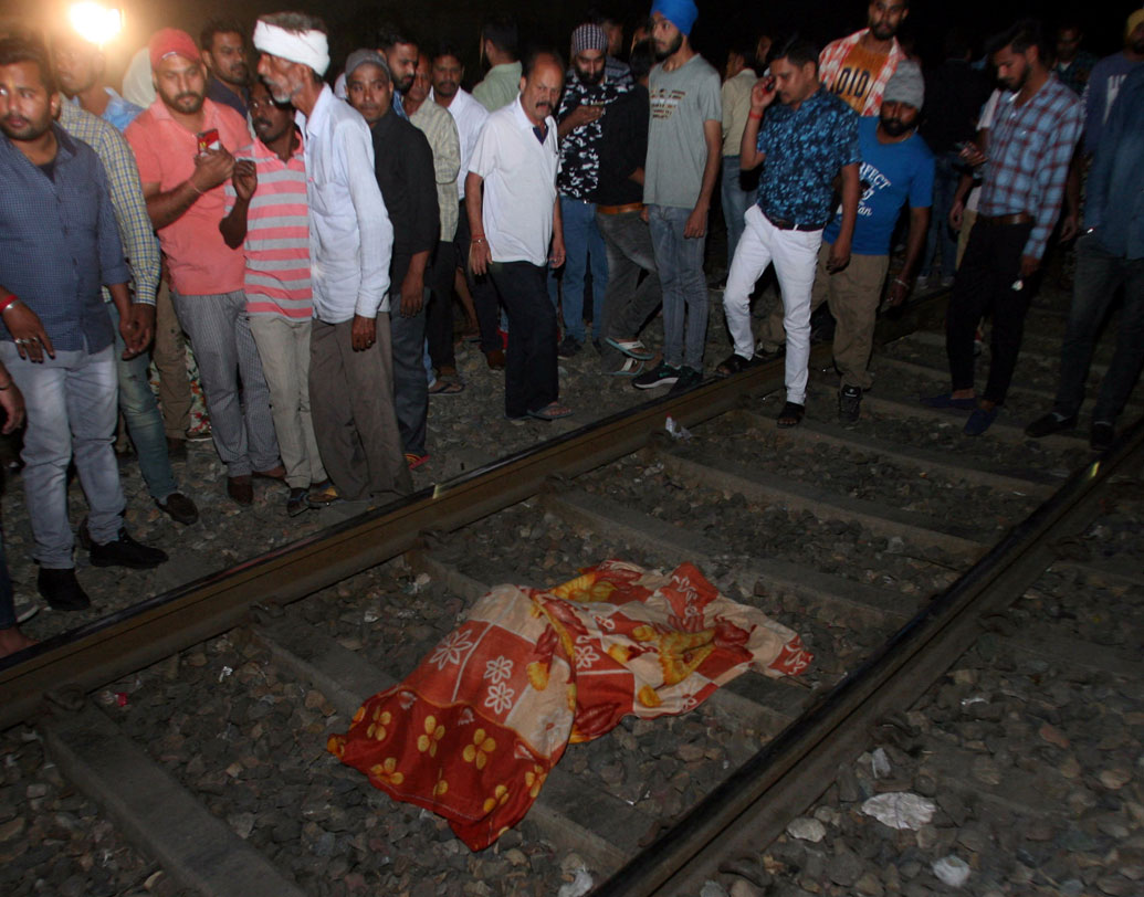 দুর্ঘটনার পর লুধিয়ানা স্টেশনে ট্রেন পৌঁছনোর পরই চালককে জিজ্ঞাসাবাদ করেছেন পঞ্জাব পুলিশের কর্তারা। চালক জানিয়েছেন, তাঁকে ‘অল ক্লিয়ার’ সিগন্যাল দেওয়া হয়েছিল। লাইনের উপর এত লোক দাঁড়িয়ে থাকতে পারে, তা ভাবতেই পারেননি তিনি। যখন কাছাকাছি চলে এসেছে, তখন আর ব্রেক কষে দাঁড় করানোর মতো পরিস্থিতি ছিল না বলে তিনি দাবি করেছেন।