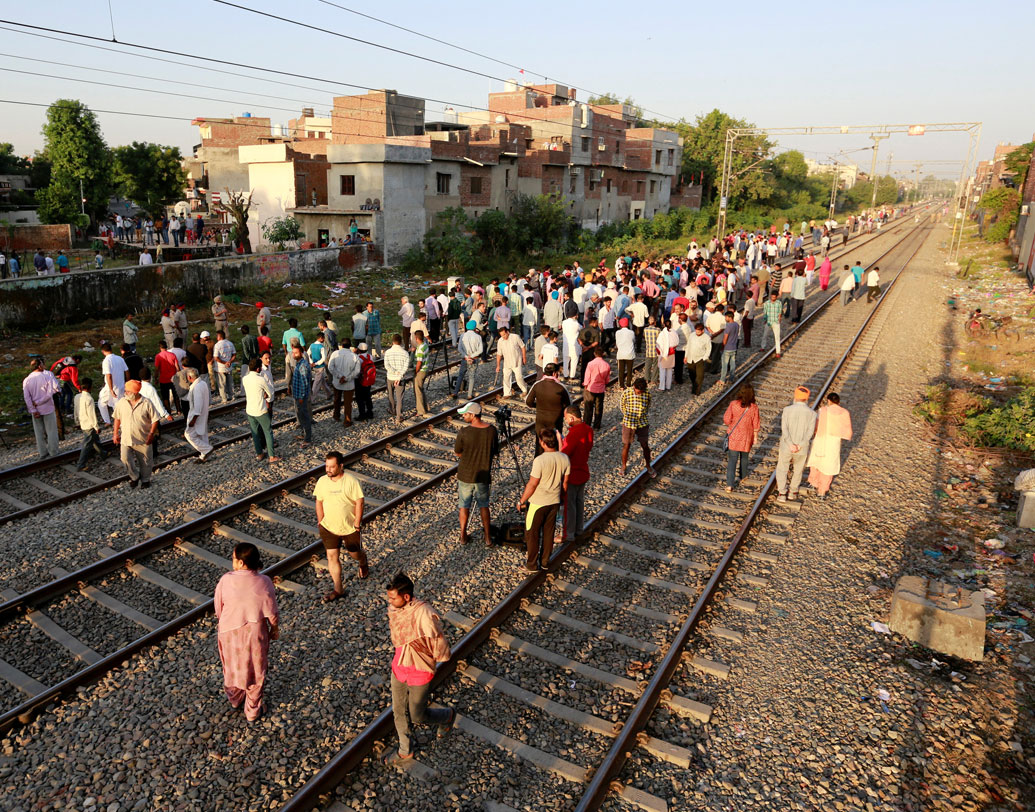 রেললাইনের ধার বরাবর অনেক সময় লাইনম্যানরা থাকেন। কিন্তু, এ ক্ষেত্রে তাঁদের কেউ ছিলেন কি না তা জানা যায়নি। লাইনের উপর এবং আশেপাশে প্রায় ৭০০ লোক জড়ো হয়েছিলেন, তার খবর চালক বা লেভেল ক্রসিংয়ের কর্মীর কাছে তাঁরাও কেন দিতে পারেননি, উঠছে সে প্রশ্ন।