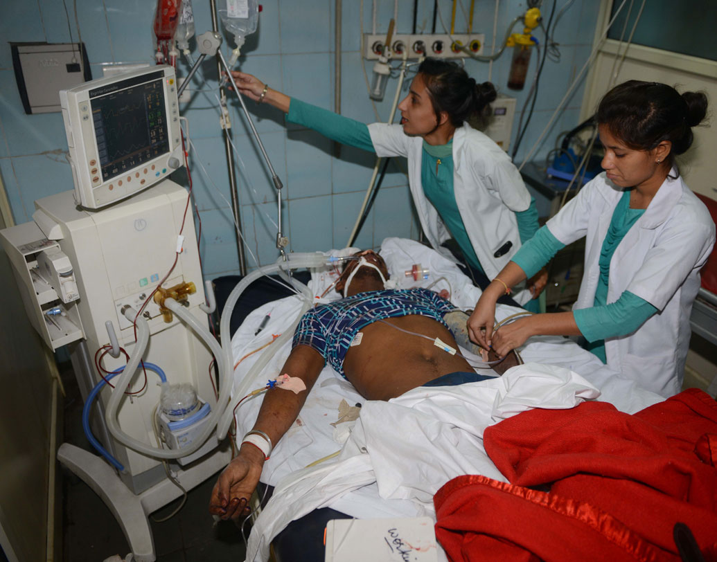 অনুষ্ঠানের অনুমতি কি নেওয়া হয়েছিল? নাকি কাউন্সিলরের ছেলের অনুষ্ঠান বলে সেসবের প্রয়োজন পড়েনি? রেললাইনের ধার ঘেঁষে রাবণপোড়ার মতো একটা অনুষ্ঠানের কেন অনুমতি দেওয়া হল, তা নিয়েও প্রশ্ন উঠেছে।