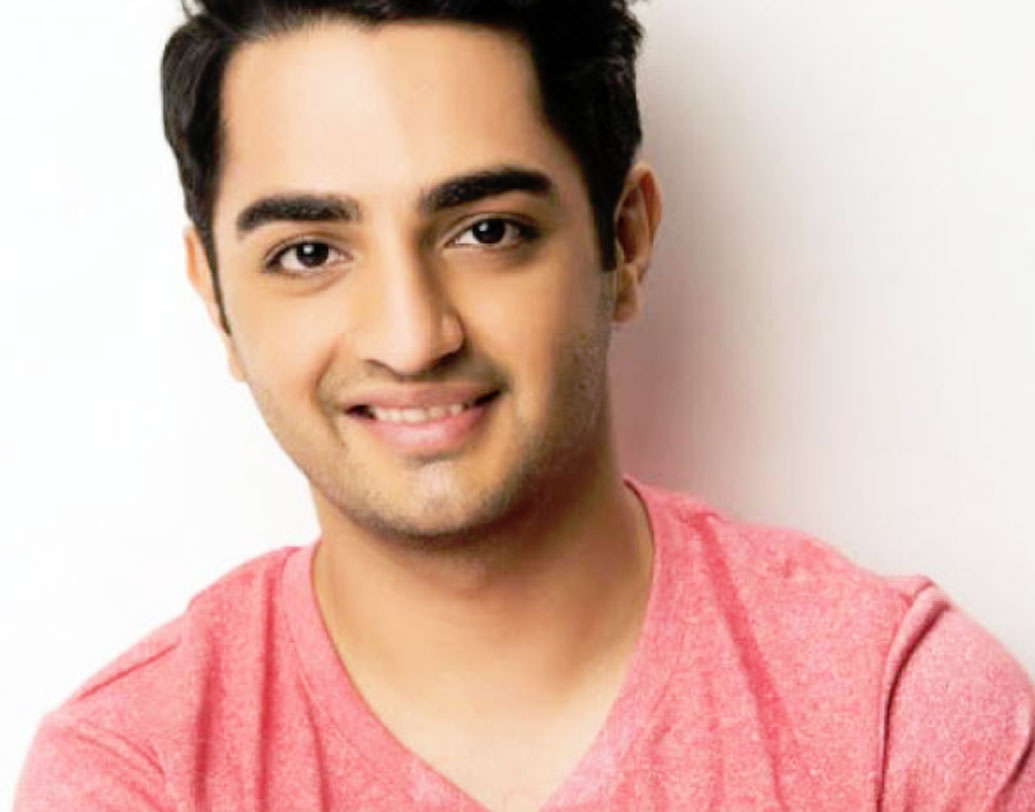 আজকাল এক নাগাড়ে শর্ট ফিল্মে অভিনয় করে চলেছেন পারজান। শুধুই শর্ট ফিল্ম নয়, বিজ্ঞাপনও করে চলেছেন একের পর এক। বলিউডে জোর গুজব, এক ফটোগ্রাফারের সঙ্গে চুটিয়ে প্রেম করছেন পারজান।