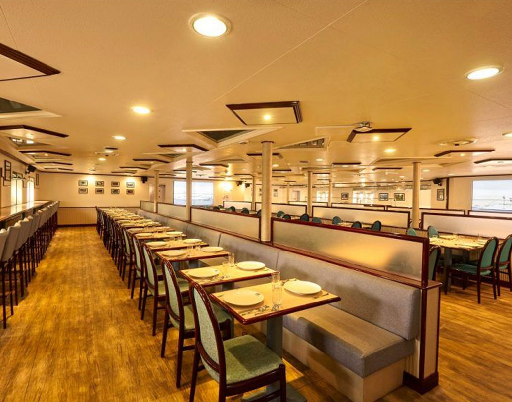 ৬টি পানশালা, ২টি রেস্তরাঁ, ডিস্কো থেক, রিডিং রুম, স্পা, কী নেই এতে।