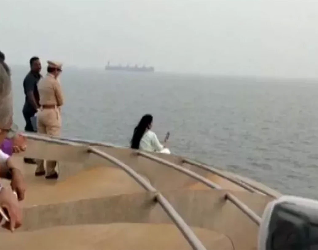 এই বিনোদন জাহাজেই ছিলেন দেবেন্দ্র ফড়নবীশের স্ত্রী অমৃতা। অ্যাডভেঞ্চারের নেশায় তিনি পৌঁছে যান জাহাজের এক্কেবারে কিনারায়। একটি ভিডিয়োতে দেখা যায়, তিনি পা ঝুলিয়ে বসে রয়েছেন কার্নিশের কাছে। তুলছেন সেলফি। শুরু হয় বিতর্ক।