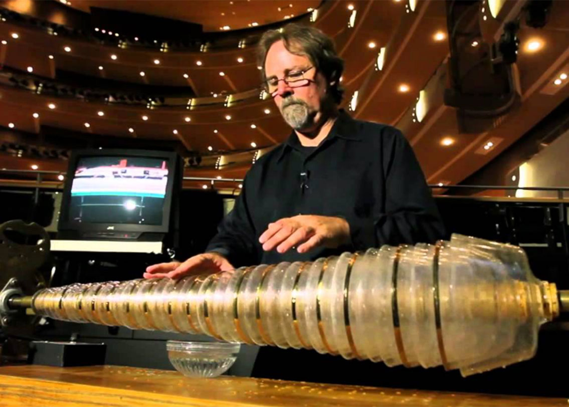 যাঁরা এই বাদ্যযন্ত্রের নিত্য শ্রোতা, তাঁদের মধ্যে নানা পার্শ্ব প্রতিক্রিয়া হতে শুরু করে। নার্ভ, চোখ, মাথার অসহ্য যন্ত্রণার মতো নানা অসুখ তো বটেই, এমনকি মৃত্যুর খবরও পাওয়া যায়। গ্লাস হারমোনিকার নিত্যবাদকরা ও শ্রোতারা ঠিক এমনই অভিযোগ তুলতে শুরু করেন।