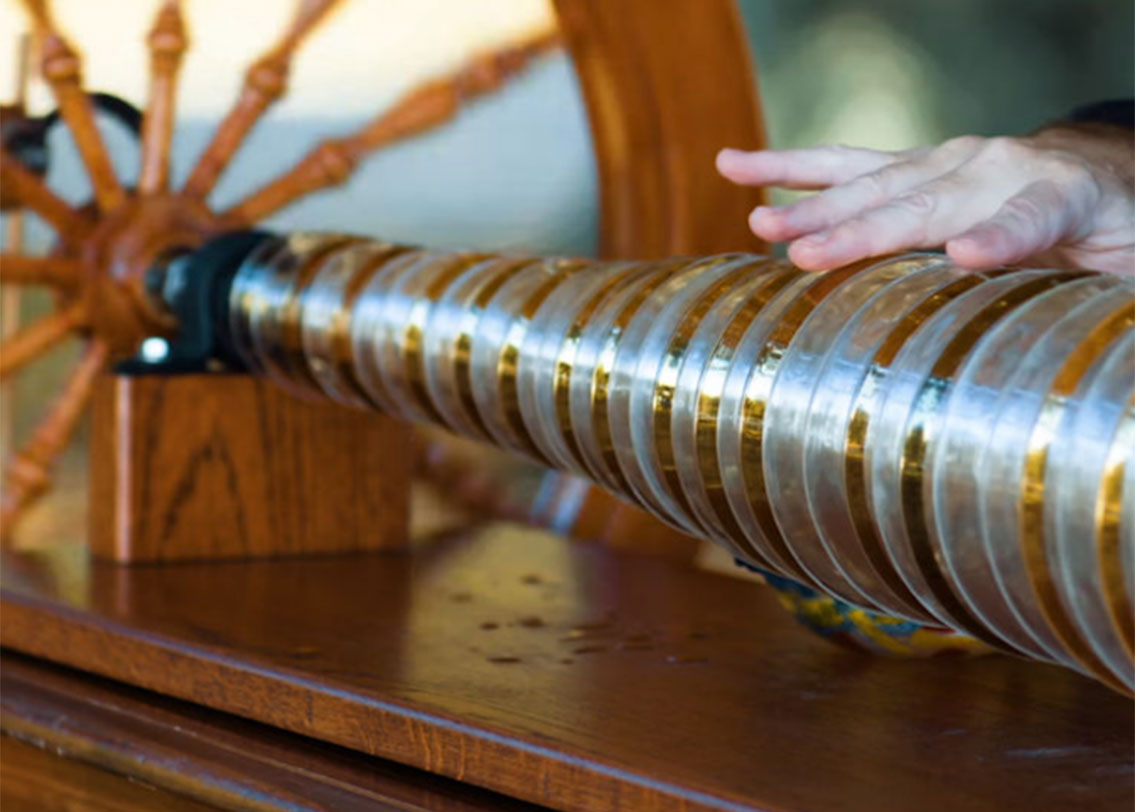 ১৭৯৯ সালে চিকিৎসক অ্যান্টনি উইলিচ এই বাদ্যযন্ত্র নিষিদ্ধ করার দাবি জানান। তিনি জানান, মস্তিষ্কের বিশেষ অংশকে অতি সক্রিয় করে তোলে এর সুর। ঘুমভাব, হ্যালুসিনেশন, প্যারালিসিস এমনকি মৃত্যুর ঘটতে পারে বেশি শুনলে। বেশ কিছু মনস্তত্ত্ববিদ দাবি করেন, আত্মহত্যার মানসিকতা জাগিয়ে তোলে এই বাদ্যযন্ত্র।