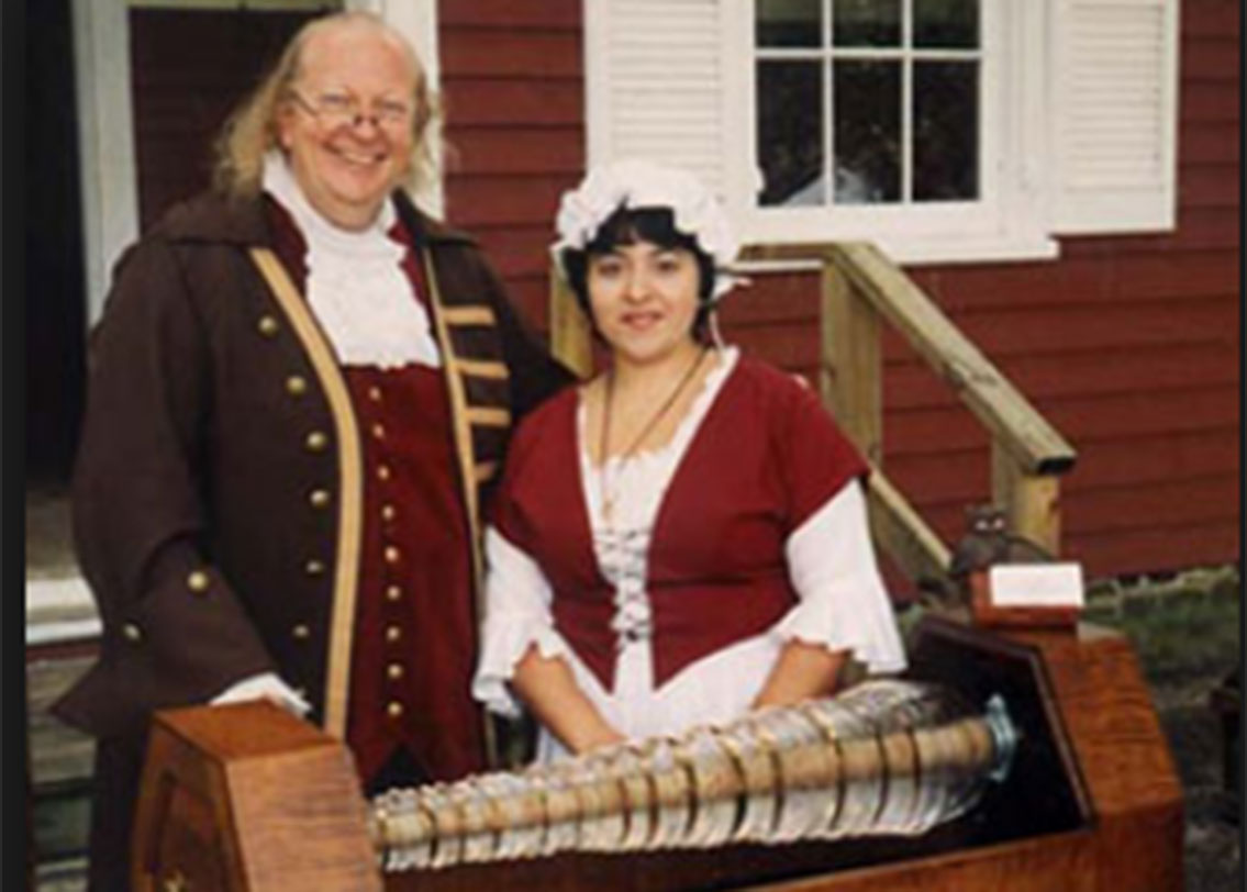 তৎকালীন সমালোচকরা মারিয়ানার মৃত্যুর জন্য ফ্রাঙ্কলিনের গ্লাস হারমোনিকাকে দায়ী করতে শুরু করেন।