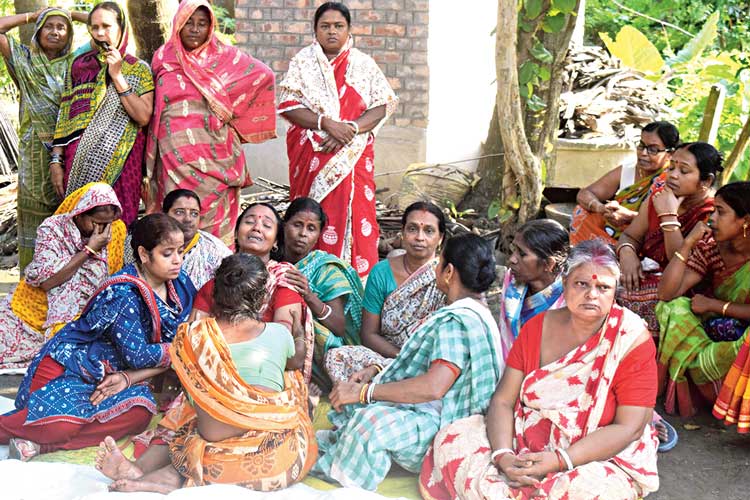 শোকার্ত: মৃতের পরিজনরা। নিজস্ব চিত্র