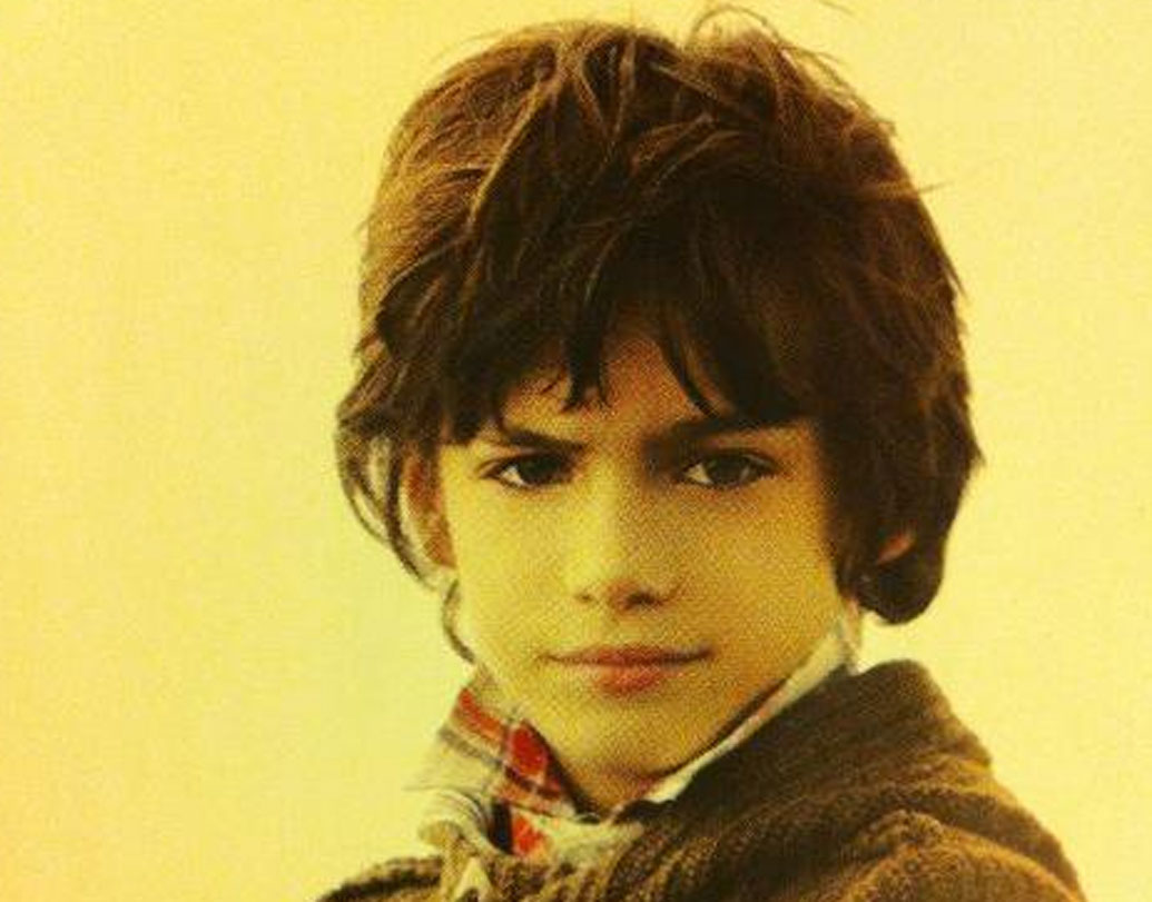 বলি সূত্রের খবর অনুযায়ী, ‘গুলাম’ ছবিটির সেটেই জেসিকার সঙ্গে প্রথম দেখা হয়েছিল আমির খানের। আর সেখান থেকেই প্রেম। তার পরে দু’জনে লিভ ইনও শুরু করেন। সে সময়ে বহু সংবাদমাধ্যমেই খবর প্রকাশিত হয় যে, লিভ ইনের সময়ে দু’জনের একটি পুত্র সন্তানেরও জন্ম হয়েছিল। আর সেই ছেলেরই নাম জান।