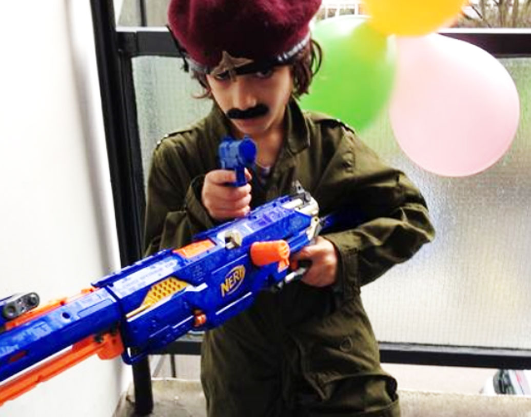 কিছুদিন আগে একটি ম্যাগাজিনের কভারে জানের ছবি বেরনোর পরেই বিষয়টি নিয়ে ফের চর্চা শুরু হয়। জান এখন ১৫ বছরের। সবেমাত্র মডেলিংয়ে হাতেখড়ি হয়েছে জানের।