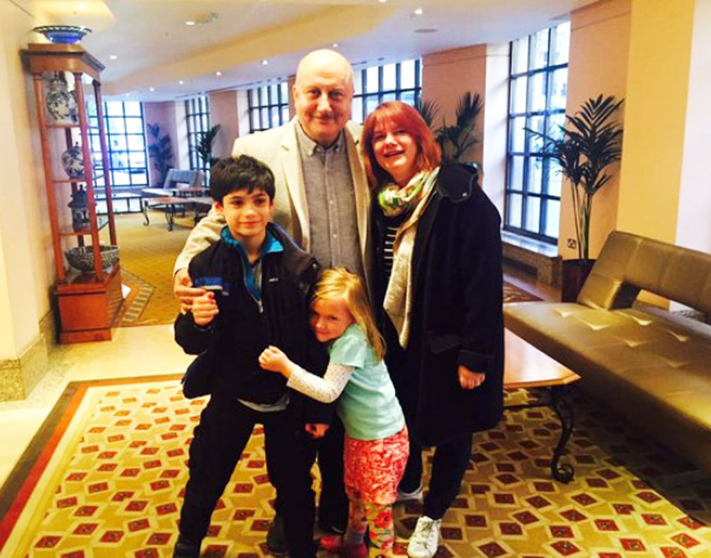 জেসিকা হাইনস এবং তাঁর পুত্র জান ও কন্যা তাল্লুলার সঙ্গে টুইটারে একটি ছবি শেয়ার করেছিলেন অভিনেতা অনুপম খের। জেসিকাকে প্রিয় বন্ধু বলেই সম্বোধন করেছিলেন অনুপম।