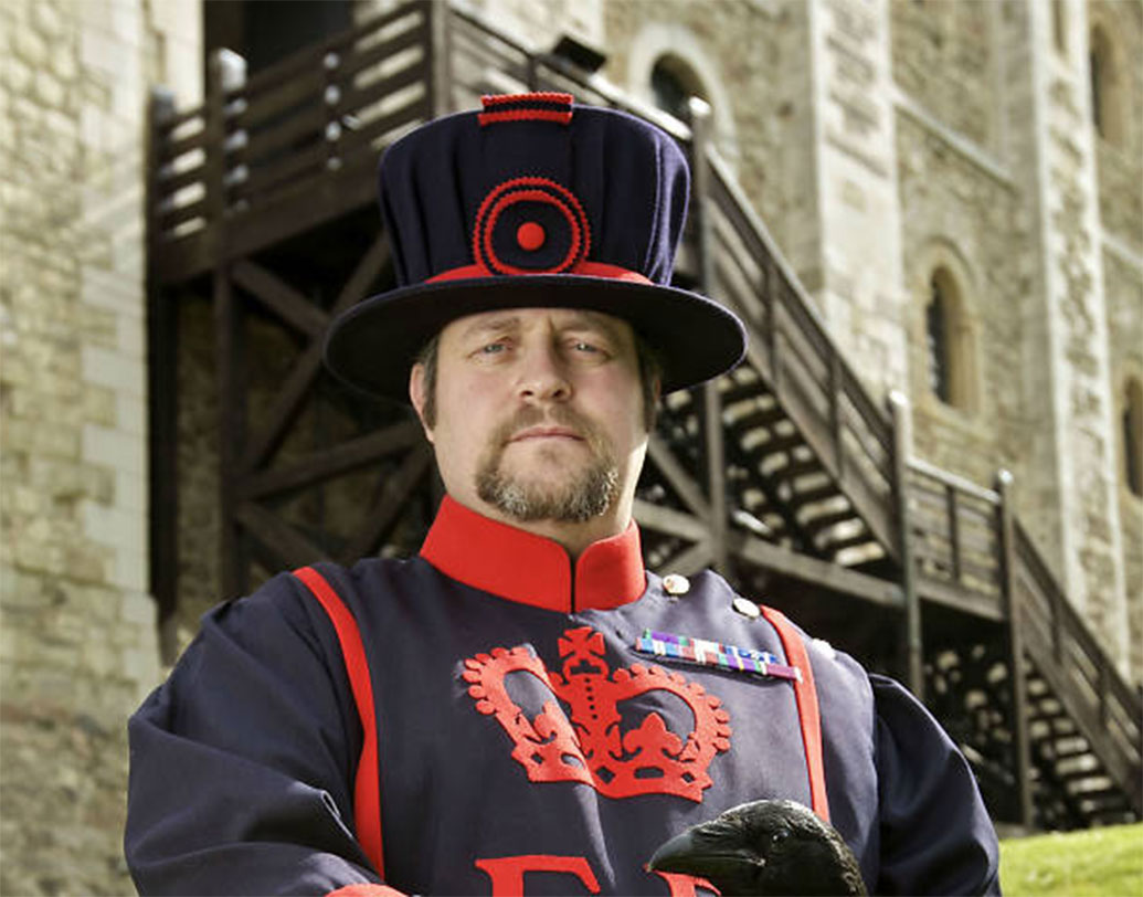 এমনই ক্রেজ এই কাকগুলির, যে ফেসবুক পেজেই একজন লিখেছিলেন, মৃত্যুর পর চক্ষুদান করতে চান র‌্যাভেনদেরই।