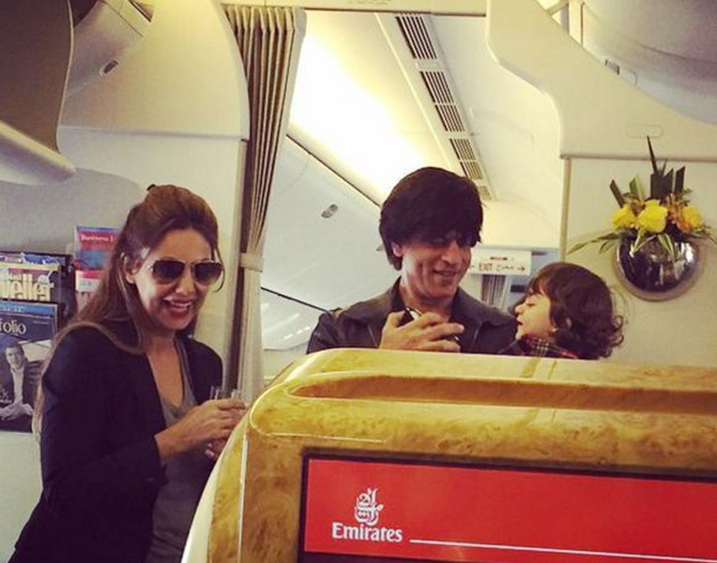 তিনি বলিউডের বেতাজ বাদশা। নিজস্জেব জেটের ক্ষেত্রেও তিনি বাদশাই। তড়িঘড়ি কোথাও উড়ে যেতে সচরাচর এই জেট প্লেন ব্যবহার করেন শাহরুখ। বিশেষ করে তাঁর জন্মদিনের দিন একটি বার শাহরুখের জেট প্লেন ‘গ্যারেজ’ থেকে বেরোবেই।