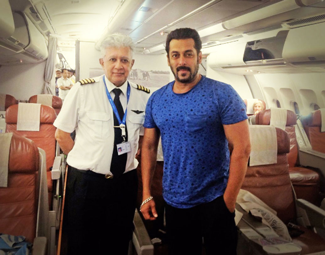 বলিউডের ভাইজান অর্থাৎ সলমন খানেরও একটি জেট প্লেন রয়েছে। তবে সলমনের জেট প্লেনটি আকারে অন্যদের তুলনায় অপেক্ষাকৃত ছোট। তাতে কী? সে প্লেন কিন্তু বেশ স্টাইলিশ।