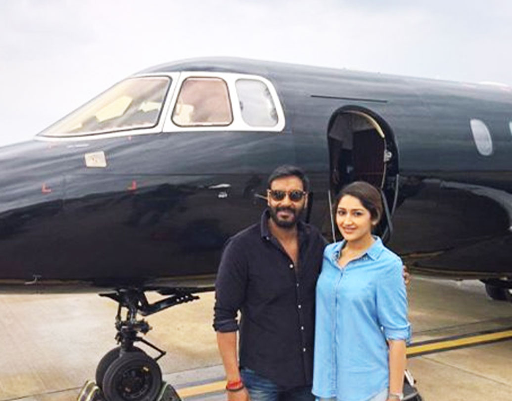 অজয় দেবগণেরও একটি প্রাইভেট জেট রয়েছে। ফুরসত পেলেই নিজের জেট প্লেন আর পছন্দের মানুষদের নিয়ে ঢুঁ মারতে বেরিয়ে পড়েন অজয়।