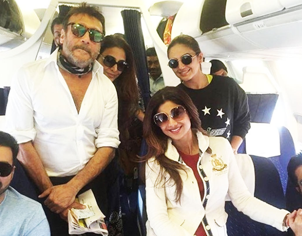 শিল্পা শেট্টি ও তাঁর স্বামী রাজ কুন্দ্রারও একটি প্রাইভেট জেট রয়েছে। ফাঁক পেলেই বন্ধুদের সঙ্গে নিয়ে প্রাইভেট জেটে করেই দূর দেশে উড়ে যান শিল্পা এবং রাজ।