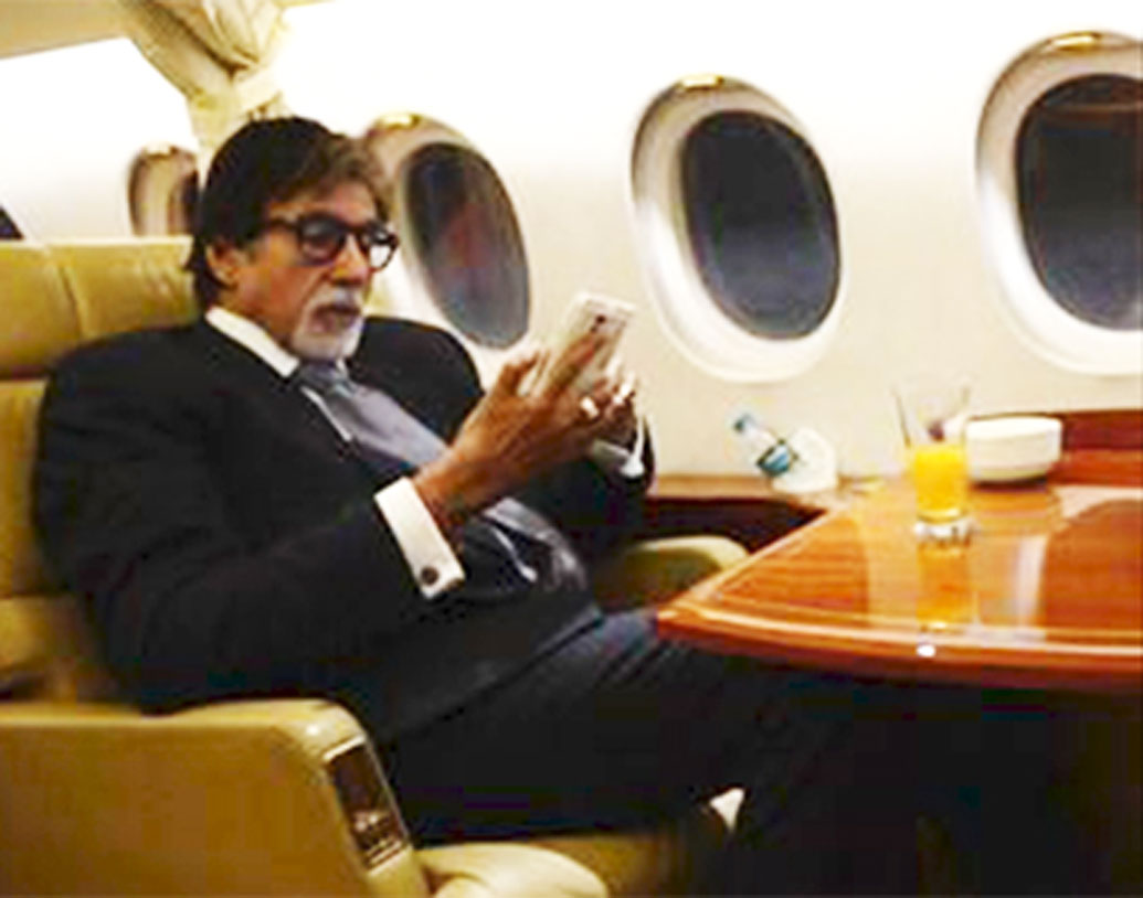 তাঁর লাক্সারি জীবনযাপনের গল্প ভক্তদের অজানা নয়। এ হেন অমিতাভ বচ্চনের যে একটা প্রাইভেট জেট থাকবে তাতে আর আশ্চর্যের কী! শুধু ঘোরাফেরা নয়। কাজের জন্যও জেটটি ব্যবহার করেন মিস্টার বচ্চন।
