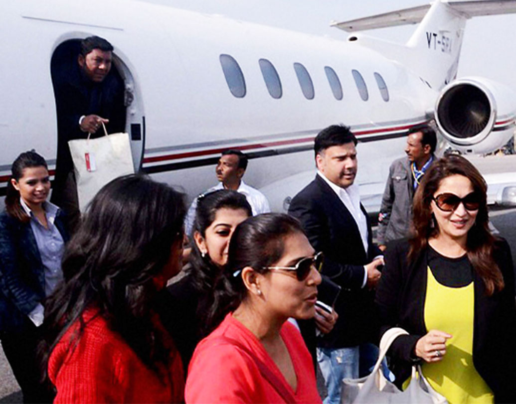 প্রাইভেট জেট ব্যবহার করেন মাধুরী দীক্ষিত নেনেও। তাঁর জেটটিও বেশ স্টাইলিশ।