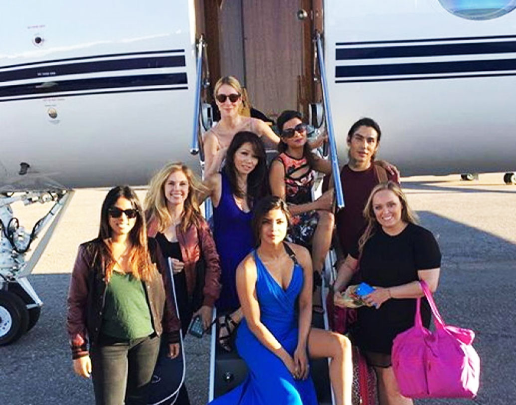 দেশে অভিনয়ে তাক লাগানোর পরে বিদেশেও তিনি সমানভাবে সফল। প্রিয়ঙ্কা চোপড়াও একটি প্রাইভেট জেট রয়েছে। পরিবার হোক বা বন্ধু বান্ধব, সুযোগ পেলেই সেই জেট নিয়ে বেরিয়ে পড়েন পিগি চপস।