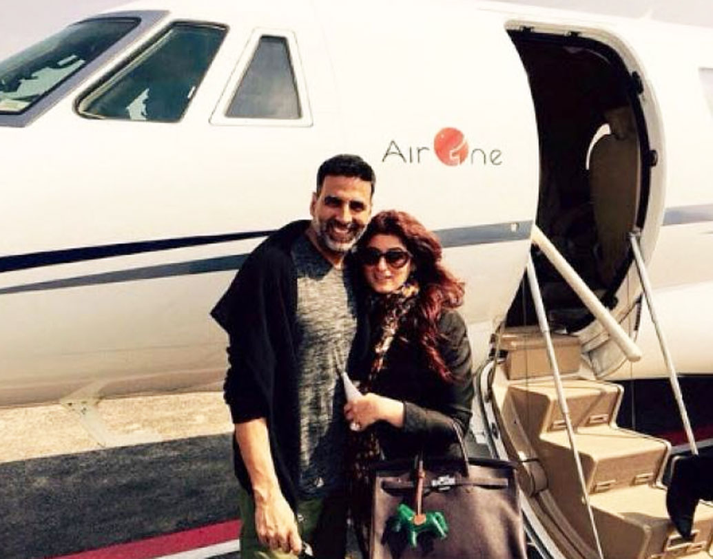 প্রাইভেট জেট রয়েছে অক্ষয় কুমারেরও। স্ত্রী টিনা অর্থাৎ টুইঙ্কল খন্না আর ছেলেকে সঙ্গে নিয়ে প্রায়শই ছুটি কাটাতে জেট প্লেনটি নিয়ে বেড়িয়ে পড়েন অক্ষয়।