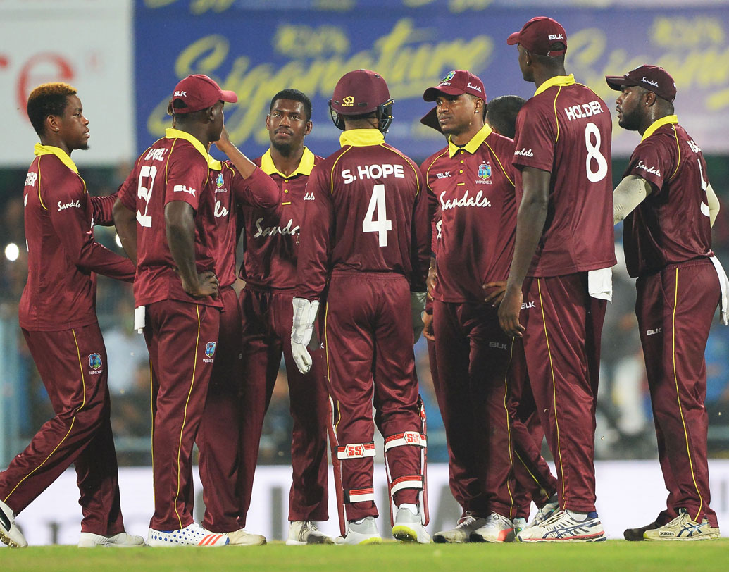 ওয়েস্ট ইন্ডিজ এত বড় রান তুললেও অভিজ্ঞতায় পিছিয়ে ছিল ভারতের চেয়ে। এ ছাড়া ঘরের মাঠে খেলা। সব মিলিয়ে তাই প্রথম থেকে এগিয়ে ছিল ভারতই।