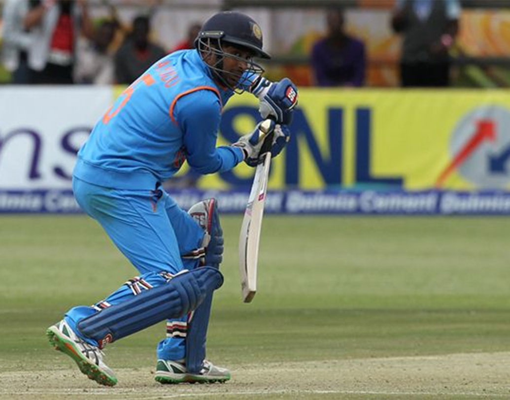 কোহালি আউট হওয়ার পর রোহিতকে যোগ্য সঙ্গত দেন রায়ুডু। ২২ রানে নট আউট ছিলেন ম্যাচের শেষ পর্যন্ত। মারেন একটা বিশাল ছক্কাও।