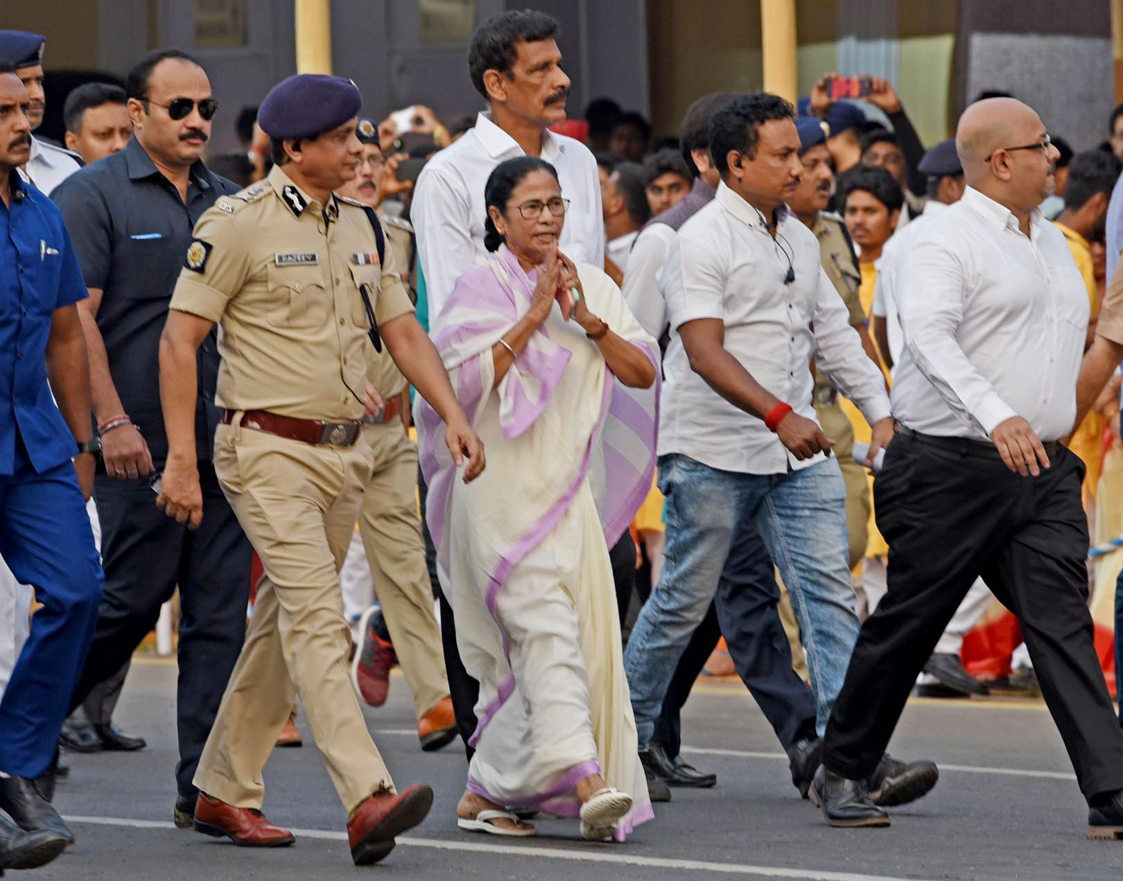 কার্নিভালের শুরুতেই রেড রোডে এসে পৌঁছলেন মুখ্যমন্ত্রী মমতা বন্দ্যোপাধ্যায়।