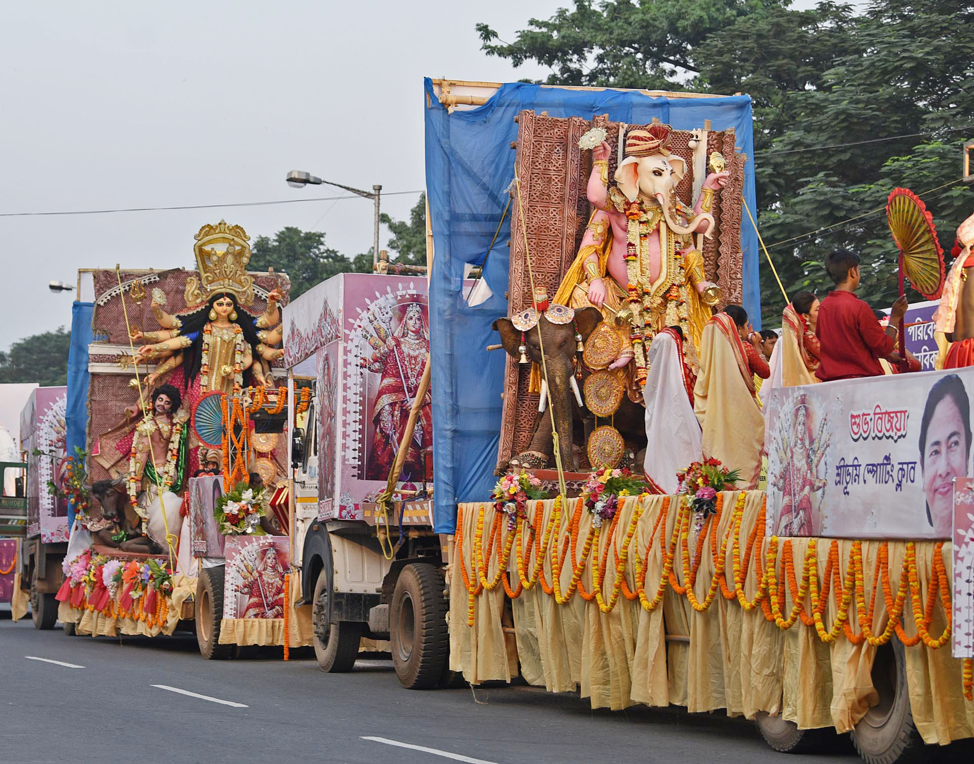 উৎসাহীদের ভিড়ের মাঝে শোভাযাত্রায় সার বেঁধে অংশ নিল শহরের নামজাদা পুজো কমিটিগুলি।