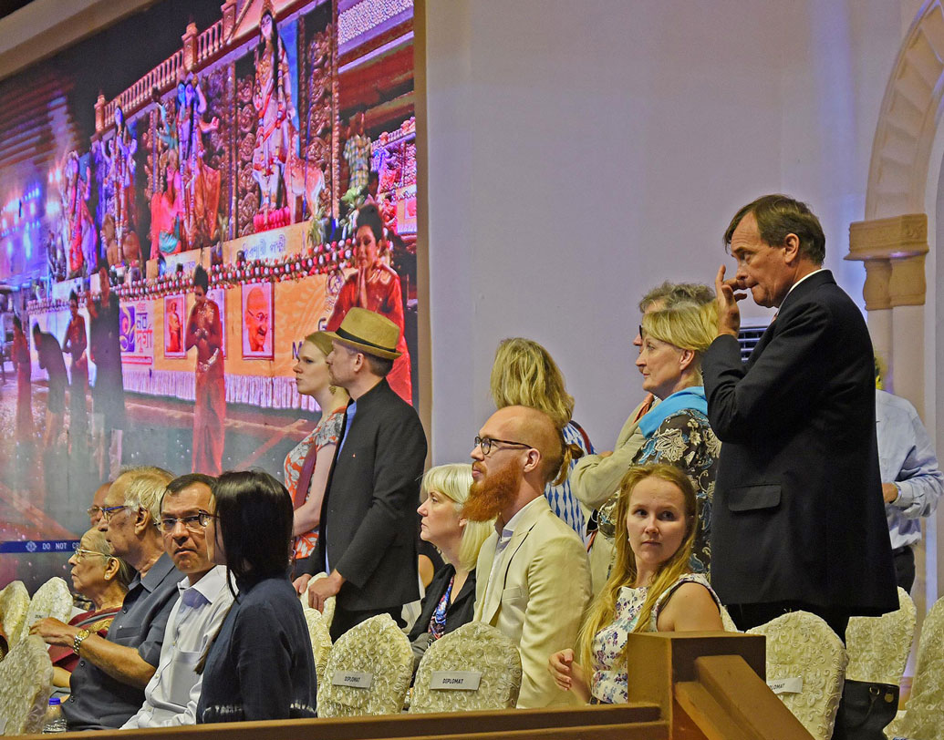 শহরবাসীর পাশাপাশি পুজো কার্নিভালের আমেজে মাতলেন বিদেশিরাও।