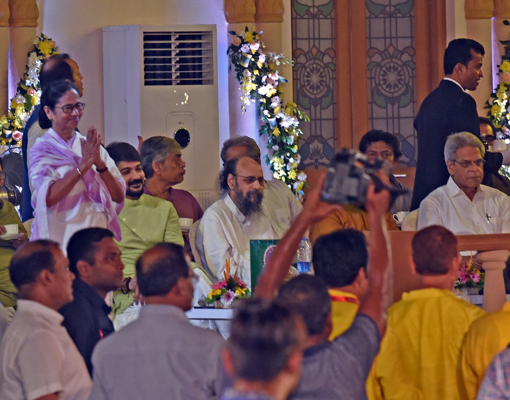 মুখ্যমন্ত্রীর আমন্ত্রণে কার্নিভালের আনন্দ উপভোগ করলেন শহরের বহু বিশিষ্টজন।