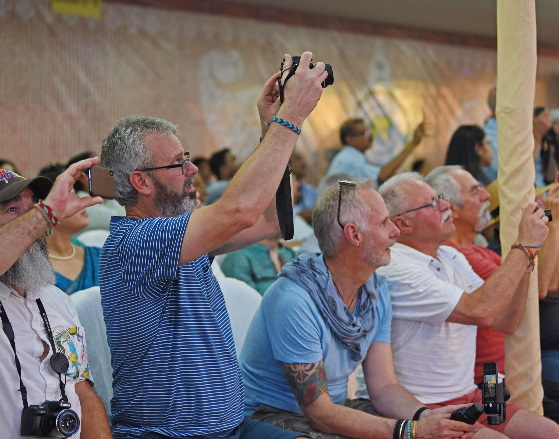 শহরের উৎসাহীদের সঙ্গে তাল মিলিয়ে শোভাযাত্রার স্মৃতি ধরে রাখলেন বিদেশি পর্যটকেরাও।