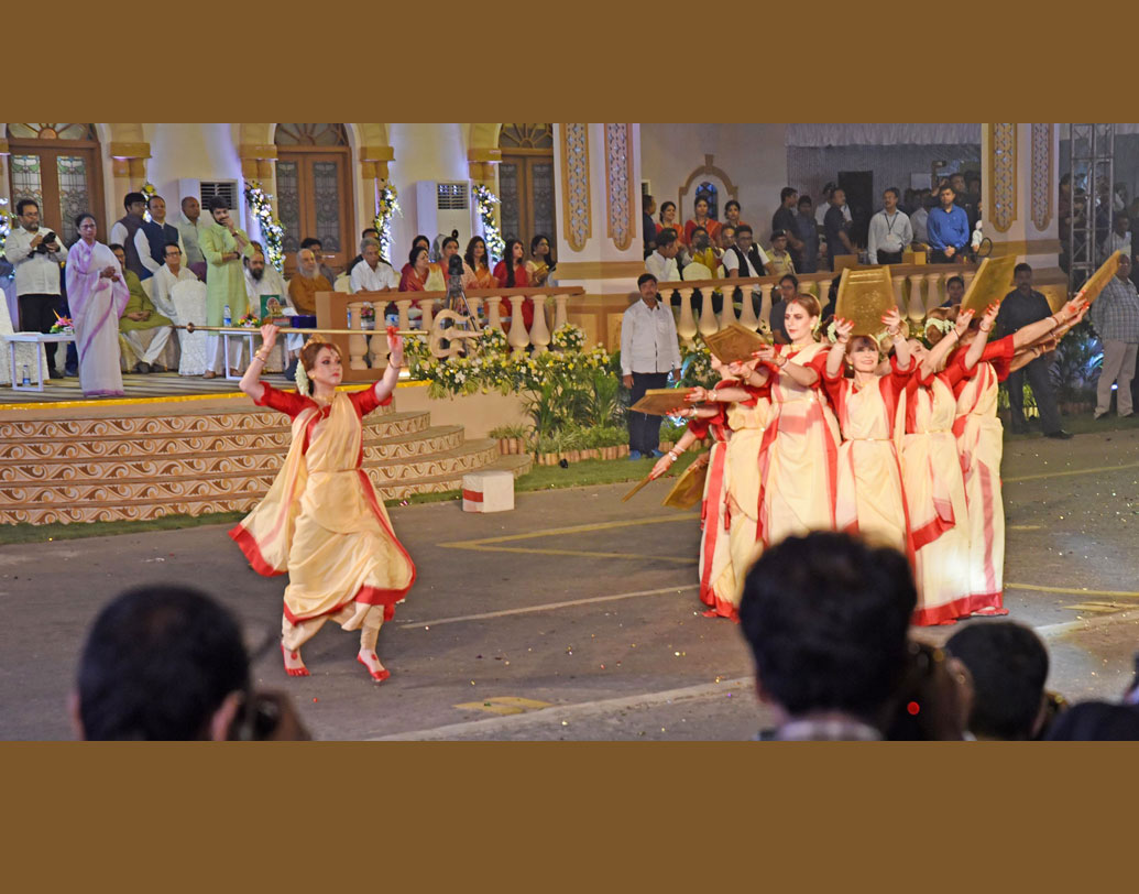 শোভাযাত্রায় বিদেশি নৃত্যশিল্পীদের নাচে মুখর হয়ে উঠল কার্নিভাল।