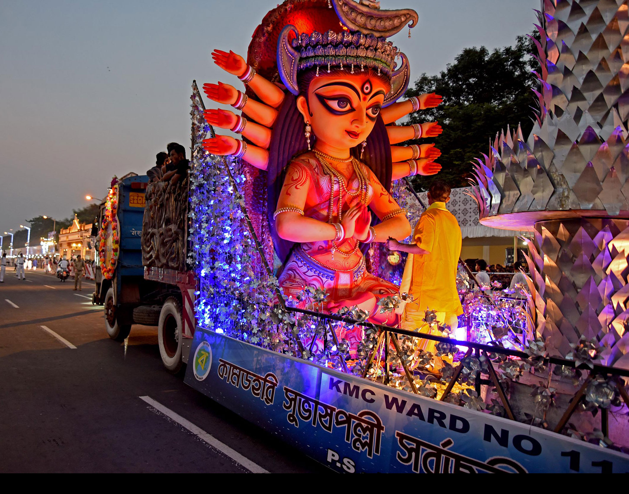 সন্ধ্যার নিভু নিভু আলোয় চলতি বছরের কার্নিভালের শোভাযাত্রার স্মৃতি অমলিন হয়ে রইল উৎসাহীদের মনে।