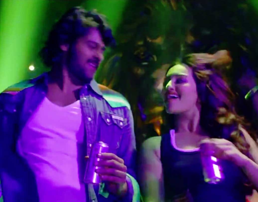 কবে যে তাঁর বলি ডেবিউ হচ্ছে তা নিয়ে ভক্তরা বেশ ভাবিত। তবে বলিউডে অনেক আগেই ছোট্ট একটা ভূমিকায় দেখা গিয়েছিল প্রভাসকে। ‘অ্যাকশন জ্যাকশন’ ছবিতে ক্যামিও চরিত্রে দেখা গিয়েছিল অভিনেতাকে।