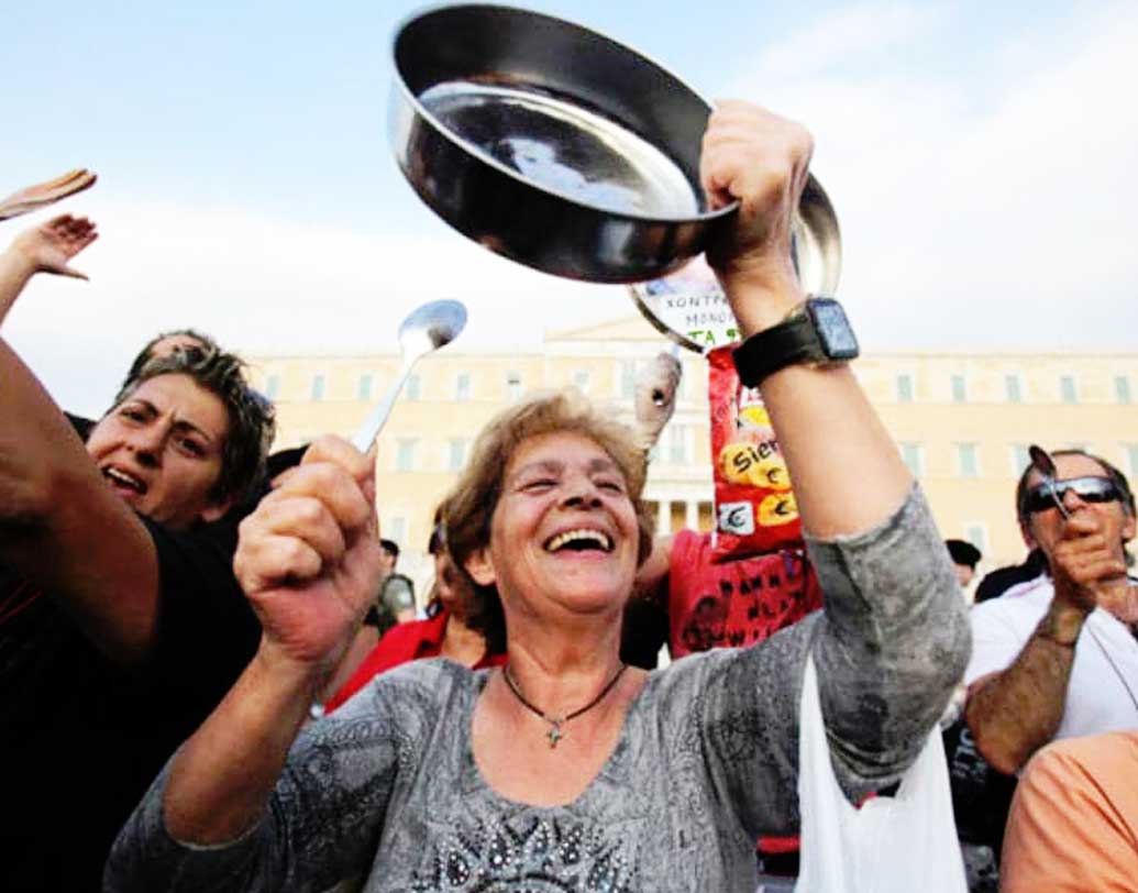 ফ্রান্সে আবার বিয়ের পর নবদম্পতির সামনে একটা অস্বস্তিকর পরিস্থিতির তৈরি করেন সে দেশের মানুষজন। বিয়ের পরেই নবদম্পতির কাছের মানুষজন সজোরে বাসনপত্র বাজাতে থাকেন। আর সেই বিরক্তিকর শব্দ থামাতে নবদম্পতিকে তাঁদের কাছের মানুষদের জন্য এলাহি খাবার-দাবারের আয়োজন করতে হয়। এই প্রথা আসলে বেশ পুরনো। কিন্তু আজও ফ্রান্সে এই নিয়ম চালু।